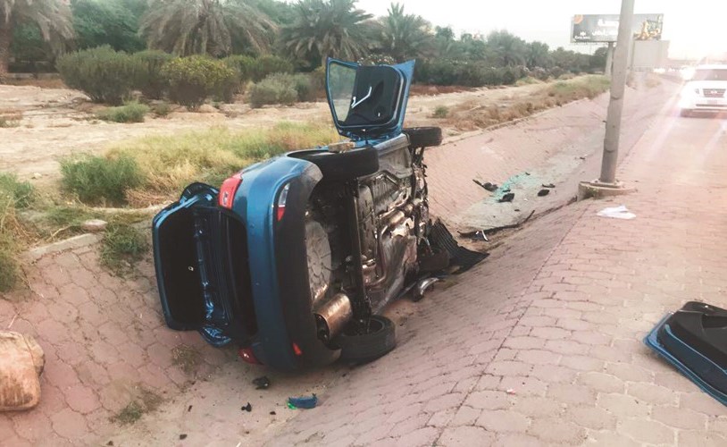 إحدى المركبتين على جانبها حيث حشر سائقها﻿