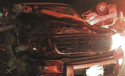 إحدى المركبات وقد تهشمت مقدمتها بفعل قوة الاصطدام﻿