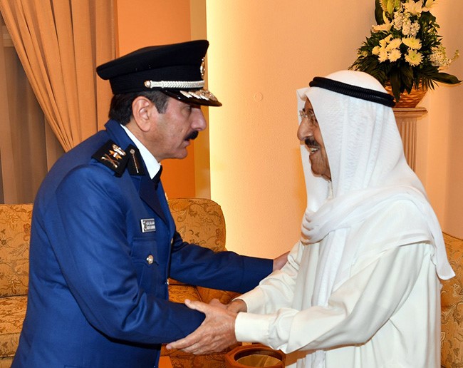  صاحب السمو الأمير الشيخ صباح الأحمد مصافحا الفريق خالد المكراد