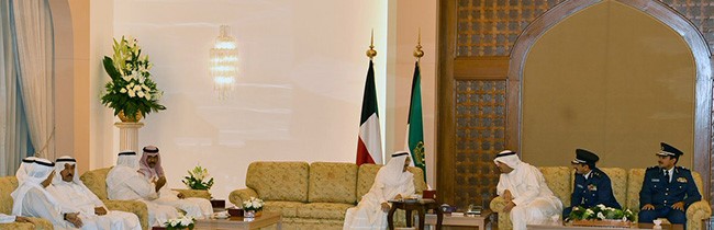  صاحب السمو الأمير الشيخ صباح الأحمد في حديث مع الوزير أنس الصالح بحضور سمو ولي العهد الشيخ نواف الأحمد والشيخ مشعل الأحمد والشيخ مبارك الجابر والشيخ د.سالم الجابر والشيخ ناصر صباح الأحمد والفريق خالد المكراد واللواء صالح الأنصاري 