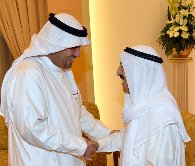  صاحب السمو الأمير الشيخ صباح الأحمد مصافحا الوزير أنس الصالح