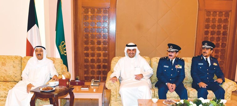 صاحب السمو الأمير الشيخ صباح الأحمد وأنس الصالح والفريق خالد المكراد واللواء صالح الأنصاري