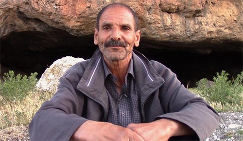 بالفيديو.. نيران "جبل ياورير" بالجزائر تعلم الصائمين بموعد الإفطار