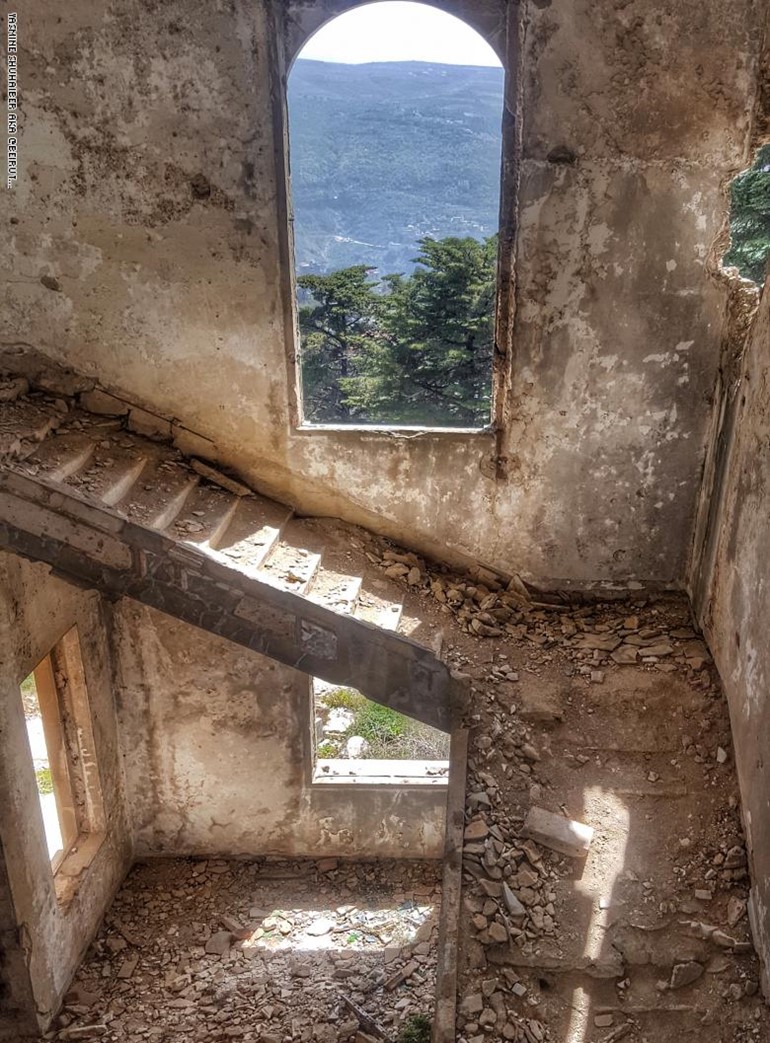 شاهد.. بين الحقيقة والخيال..ماذا وجدت مصورة كويتية داخل بيوت مهجورة في بيروت؟