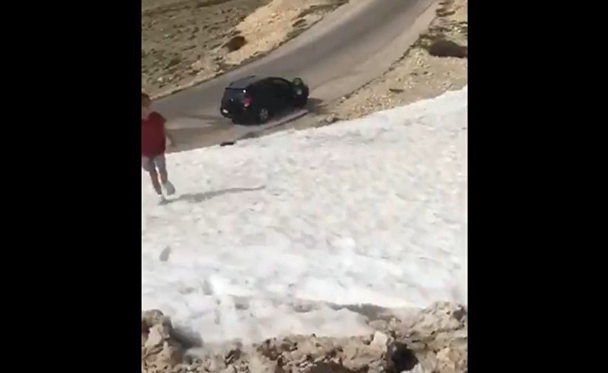 بالفيديو.. طفلة لبنانية تهوي في حفرة جليدية