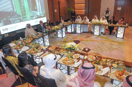 السفير الأميركي متحدثا خلال اللقاء 