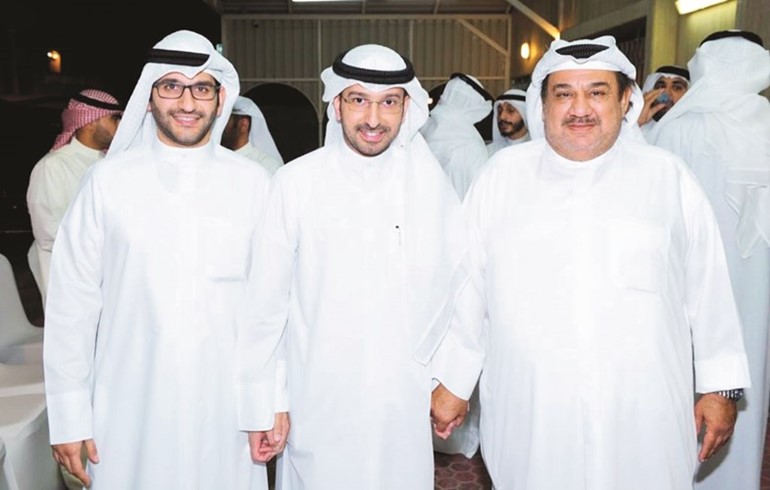 عبدالوهاب البابطين متوسطا صلاح تيفوني ومحمد تيفوني﻿