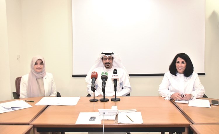 د.علي المطيري ود.ريم الجارالله وهند السالم خلال المؤتمر	(محمد هنداوي) ﻿