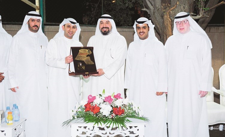 الشيخ طلال الفهد مكرما بنك بوبيان﻿