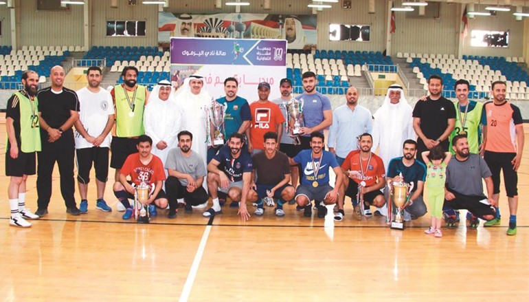 عبدالرحمن القديري مكرما الفائزين بفئة فوق 40 عاما﻿