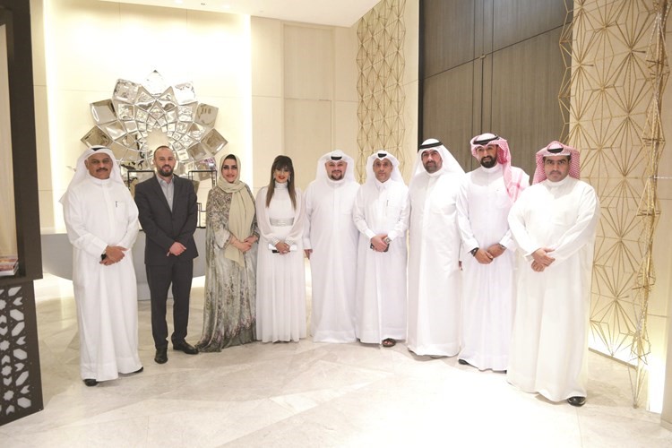 د.حمد النعيمي يتوسط فريق عمل Ooredoo﻿