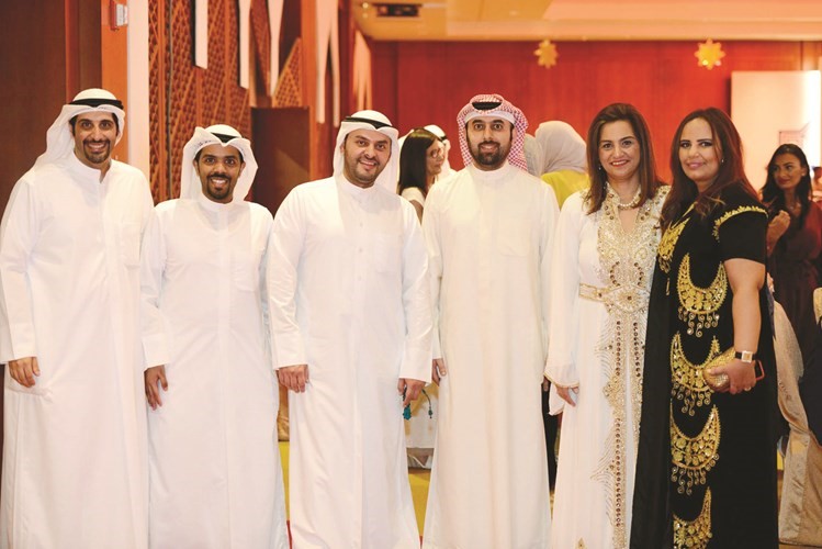 مدير عام الموارد البشرية سلمى الحجاج مع مجموعة من الموظفين﻿