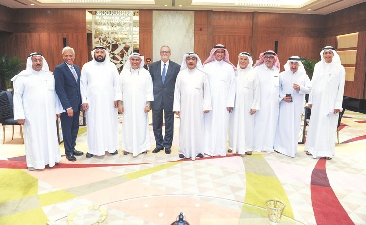 السفير لورانس سيلفرمان مع أمين سر جمعية الصحافيين ونائب رئيس التحرير الزميل عدنان الراشد والزملاء سعد العلي ود.عايد المناع وجاسم كمال وطارق بورسلي وخليل علي حيدر ووائل المطوع وناصر الشتلي وفواز العتيبي ومستشار الشؤون الثقافية والاعلامية بالسفارة الاميركية رافي كنداداي﻿