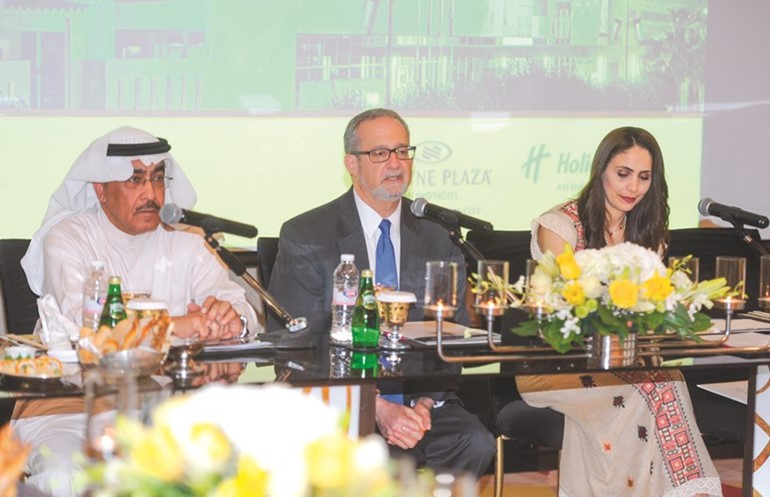 السفير سيلفرمان ملقيا كلمته بحضور أمين سر جمعية الصحافيين  الزميل عدنان الراشد والمسؤولة الإعلامية في السفارة الأميركية رشا البديري﻿