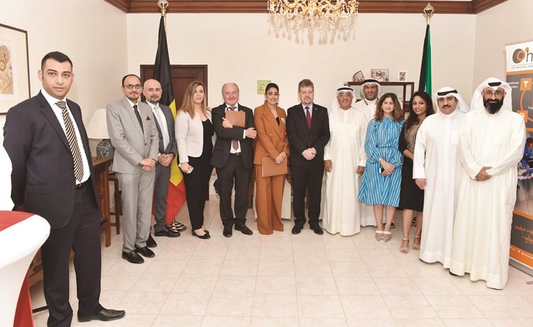 السفير البلجيكي بيت هيربات والرئيسة التنفيذية لمستشفى طيبة لمى الفضالة والرئيس التنفيذي لشركة HICT جان ديمي وعدد من الحضور خلال توقيع الاتفاق﻿