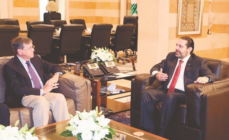 رئيس مجلس الوزراء سعد الحريري مستقبلا مساعد وزير الخارجية الاميركية لشؤون الشرق الادنى ديفيد ساترفيلد في السراي امس(محمود الطويل)﻿