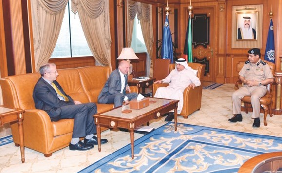 الشيخ خالد الجراح مستقبلا د.هنري بيرسون والسفير البريطاني﻿