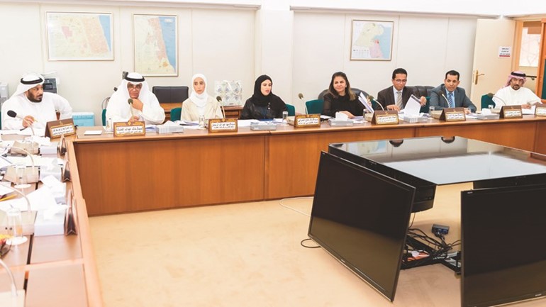 سعد الخراز وممثلو الجهات الحكومية خلال اجتماع اللجنة﻿