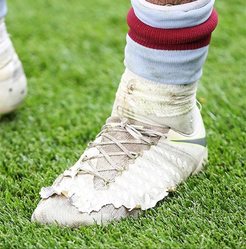 بالفيديو.. لاعب يقود فريقه بحذاء "مهترئ" إلى الفوز بأغلى مباراة في العالم