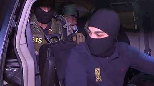 بالصور.. وصول طائرة عسكرية تحمل الإرهابي هشام عشماوي مطار القاهرة