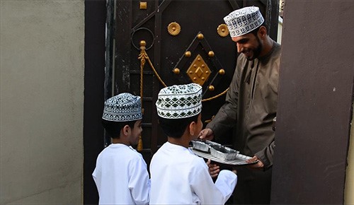 بالفيديو.. تبادل المأكولات الرمضانية في عُمان.. حبّ وإحسان
