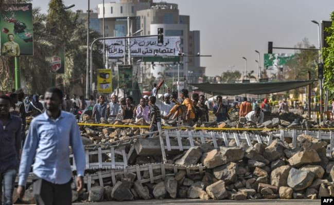 شاهد..السودانيون يستغلّون أوقات اعتصامهم أمام مقر قيادة الجيش بممارسة أنشطة رياضية وثقافية
