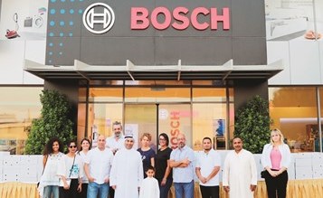 فريق العمل أمام مبنى بوش ﻿