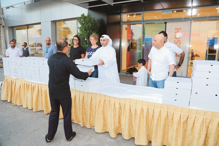 فريق عمل الشركة وأعضاء مجلس الأعمال يوزعون وجبات الإفطار ﻿