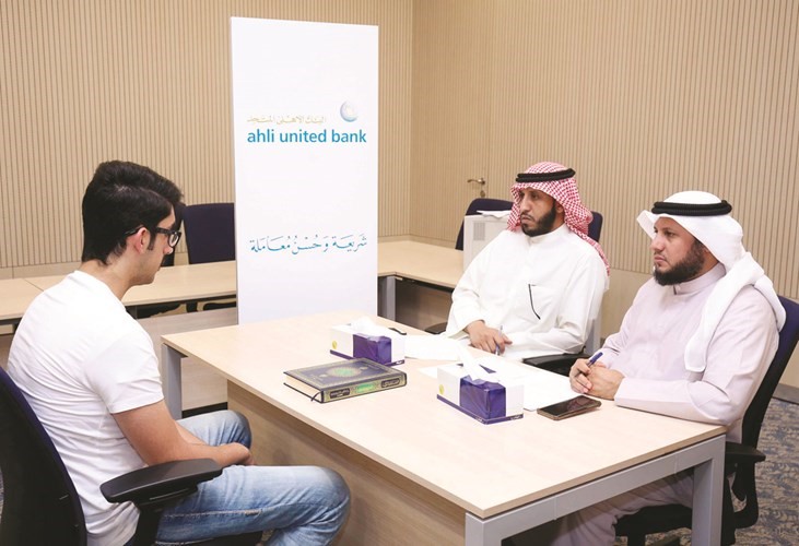 أحد موظفي البنك أثناء المسابقة﻿