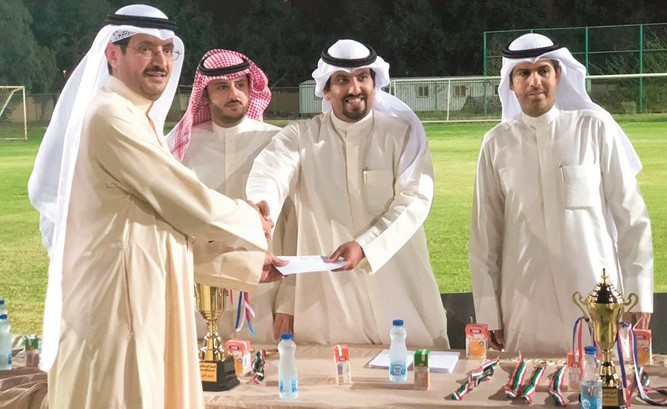 جامع العازمي مكرما أحد المشاركين بتنظيم الدورة﻿