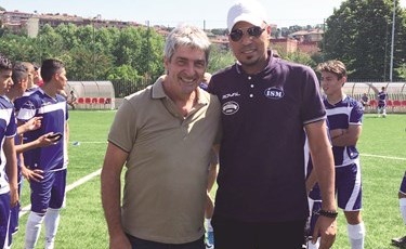 محمد رشدي مع الإيطالي باولو روسي هداف كأس العالم 82﻿