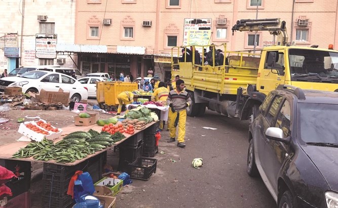 جانب من الخضراوات والفواكه المصادرة خلال الجولة﻿
