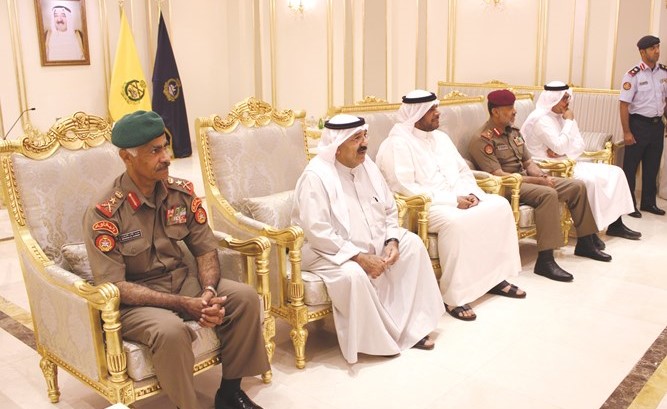 الشيخ ناصر صباح الأحمد والفريق الركن محمد الخضر والشيخ أحمد المنصور والفريق الركن عبدالله النواف خلال استقبال ابناء وأسر الشهداء العسكريين﻿