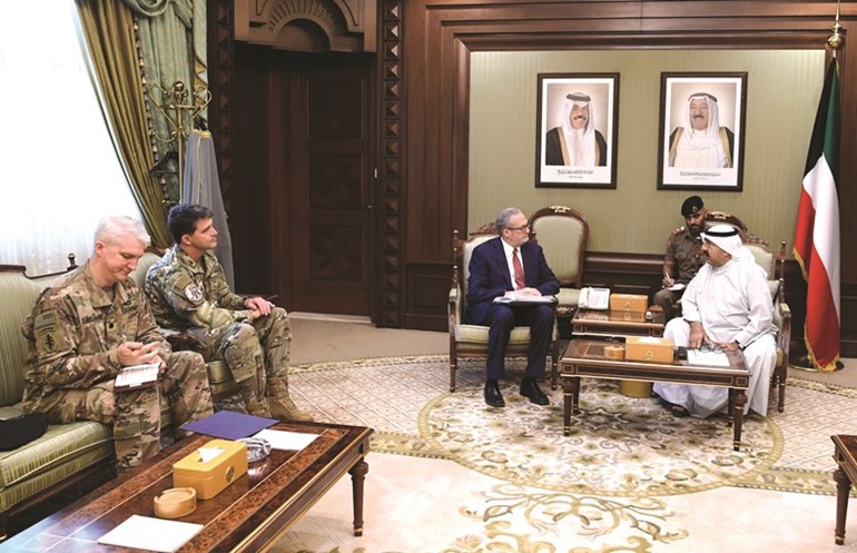 الشيخ ناصر صباح الاحمد مستقبلا السفير الأميركي ﻿