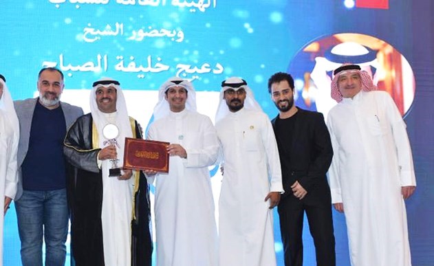 الشيخ دعيج الخليفة ومدير عام الشباب عبدالرحمن المطيري مع القائمين على المهرجان﻿