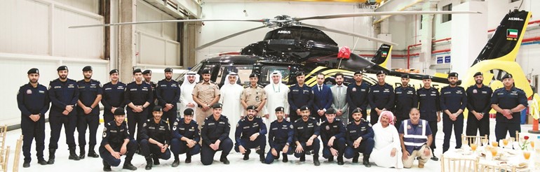 لقطة لأسرة البنك التجاري مع رجال جناح طيران الشرطة ﻿