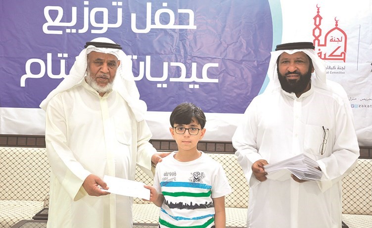 عود الخميس يسلم العيدية لأحد الأيتام﻿