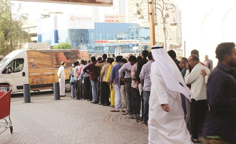 جانب من عملية توزيع وجبات إفطار الصائم﻿