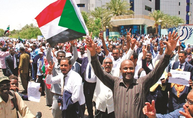 جانب من مظاهرة خارج البنك المركزي في الخرطوم امس	 (أ.ف.پ)﻿