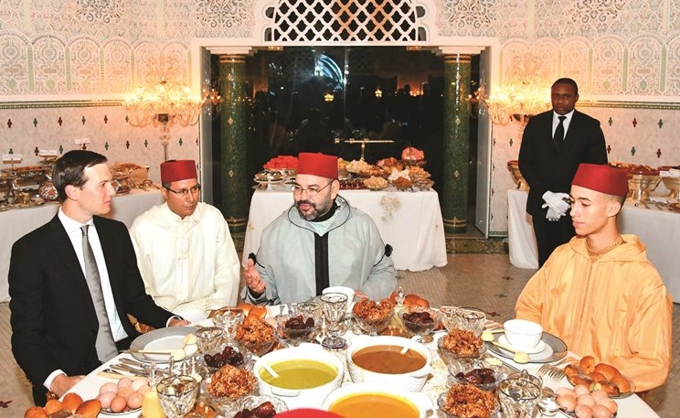 الملك المغربي محمد السادس مستقبلا جاريد كوشنر مستشار الرئيس الأميركي على مأدبة الافطار في الرباط - (أ.ف.پ)﻿