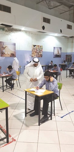 وليد العومي متفقدا لجان الاختبارات﻿