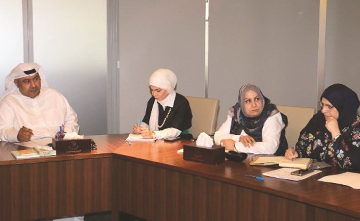أسامة السلطان خلال الاجتماع مع التواجيه الفنية﻿