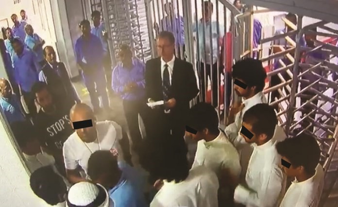 ضابط الصف يدخل في مشادة كلامية مع عدد من الشباب الراغبين في الدخول لحفل التخرج من دون دعوة﻿