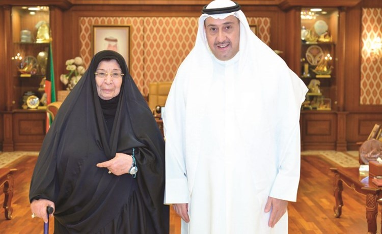 الشيخ فيصل الحمود مستقبلا والدة الشهيد أحمد قبازرد﻿