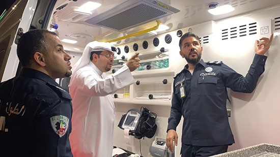د.فواز الرفاعي خلال تفقده احدى العيادات الطبية 