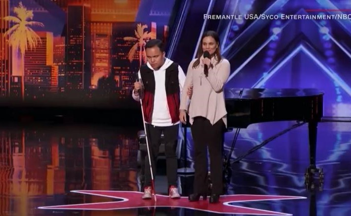 بالفيديو.. أعمى مصاب بالتوحد يتسبب ببكاء حكام برنامج مواهب