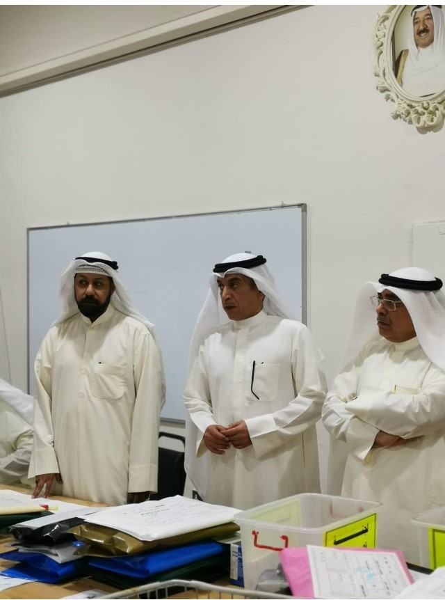 الوزير العازمي خلال جولته التفقدية على لجان تصحيح اختبارات الثانوية العامة 