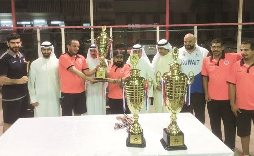 رئيس اتحاد الملاكمة يسلم حامد زايد الكأس ﻿