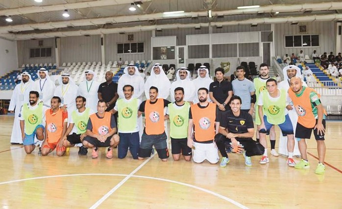 الشيخ فواز الخالد في لقطة جماعية مع المشاركين في دورة محافظة الأحمدي الأولى لكرة قدم الصالات﻿
