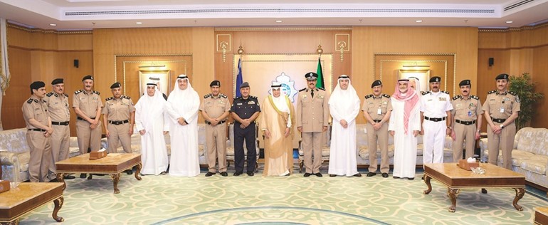 الشيخ خالد الجراح والفريق عصام النهام مع الفريق فيصل النواف واللواء شكري النجار وقيادات الداخلية ﻿